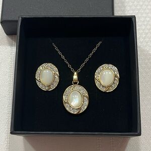Gold filled (stamped) necklace and earring set. Oval. Feminine.